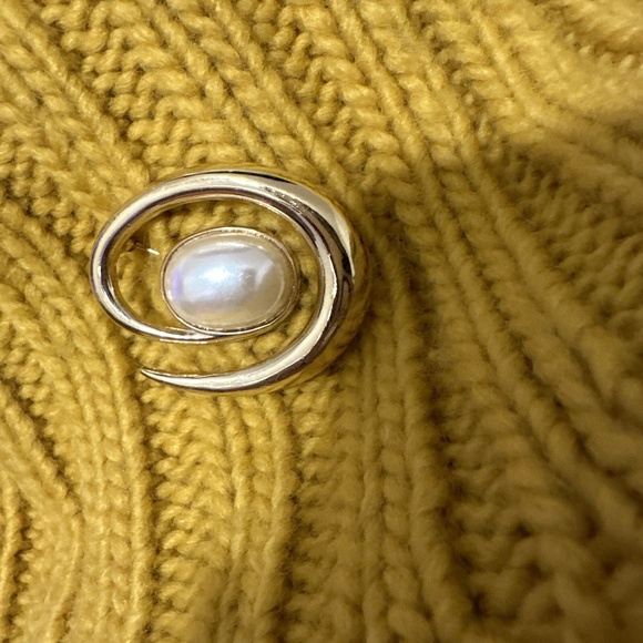 Monet Pearl Gold Brooch Vintage holiday elegant special occasion chic J-01-17 - Picture 3 of 11